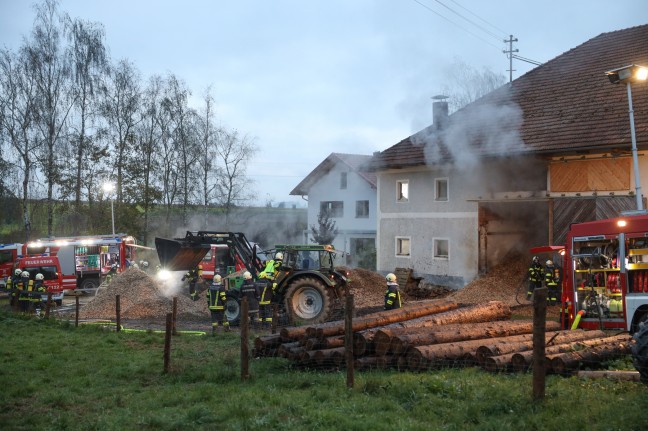 Brand in einem Hackschnitzellager in Peuerbach - Fünf Feuerwehren im Löscheinsatz