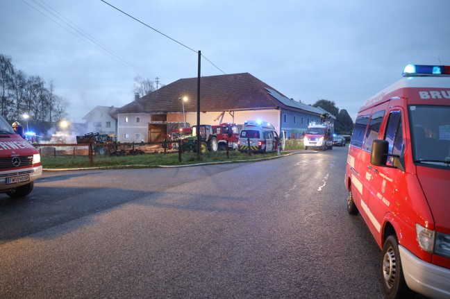 Brand in einem Hackschnitzellager in Peuerbach - Fünf Feuerwehren im Löscheinsatz