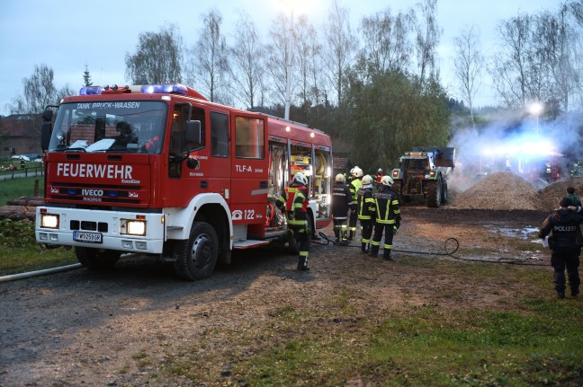 Brand in einem Hackschnitzellager in Peuerbach - Fünf Feuerwehren im Löscheinsatz