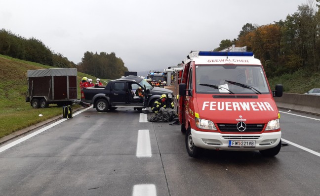 Autolenker (65) bei Verkehrsunfall auf Westautobahn in Seewalchen am Attersee tödlich verletzt