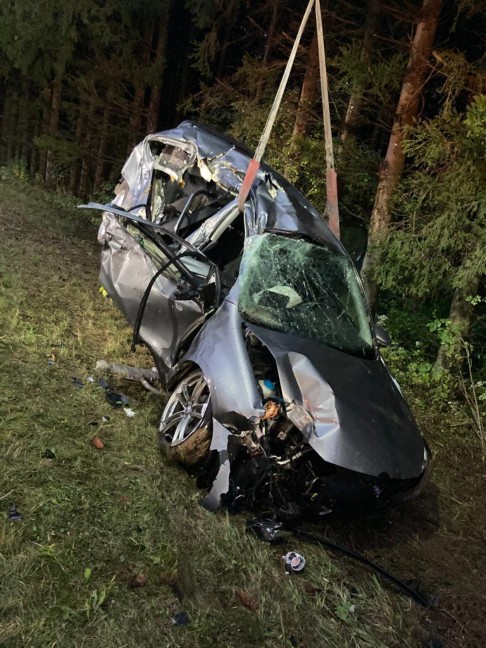 Auto bei Unfall in Kirchberg bei Mattighofen in der Luft gegen Bäume geschleudert
