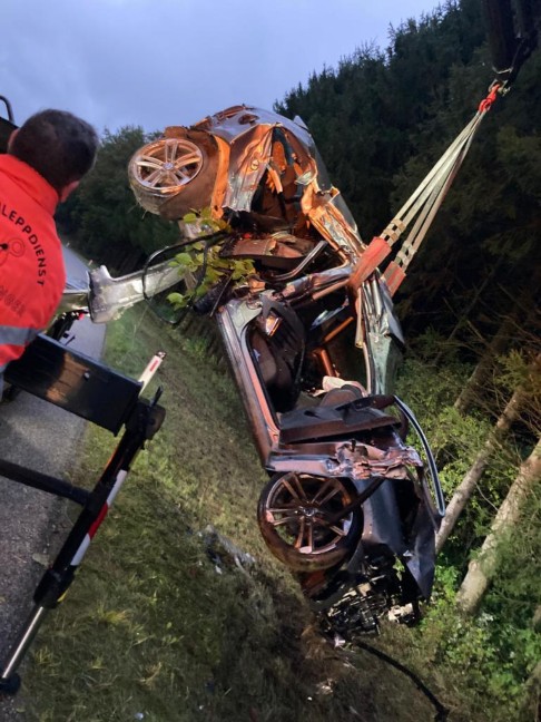 Auto bei Unfall in Kirchberg bei Mattighofen in der Luft gegen Bäume geschleudert
