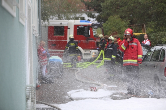 Großeinsatz bei Wohnungsbrand in einem Mehrparteienhaus in Wels-Vogelweide