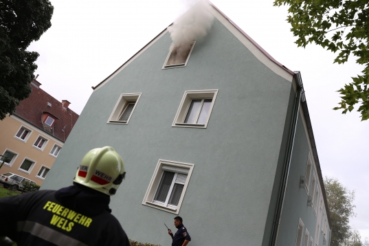 Großeinsatz bei Wohnungsbrand in einem Mehrparteienhaus in Wels-Vogelweide