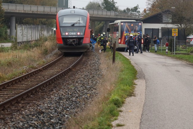 Vier Verletzte: Auto auf Bahnübergang in Sattledt mit Almtalbahn kollidiert
