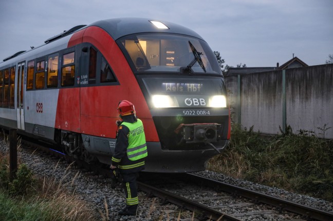 Vier Verletzte: Auto auf Bahnübergang in Sattledt mit Almtalbahn kollidiert