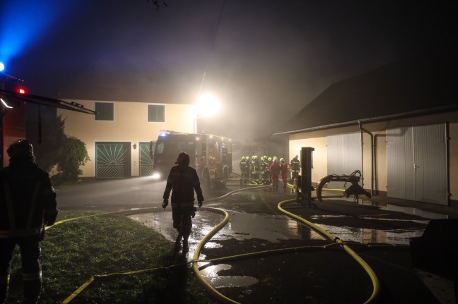 Drei Feuerwehren bei Brand eines landwirtschaftlichen Nebengebudes in Desselbrunn im Einsatz