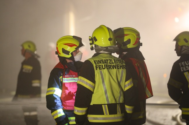 Drei Feuerwehren bei Brand eines landwirtschaftlichen Nebengebäudes in Desselbrunn im Einsatz