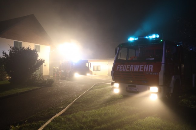 Drei Feuerwehren bei Brand eines landwirtschaftlichen Nebengebäudes in Desselbrunn im Einsatz