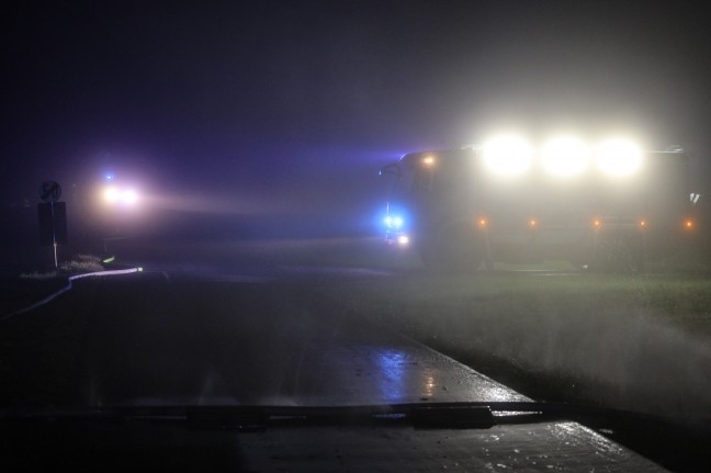 Drei Feuerwehren bei Brand eines landwirtschaftlichen Nebengebäudes in Desselbrunn im Einsatz