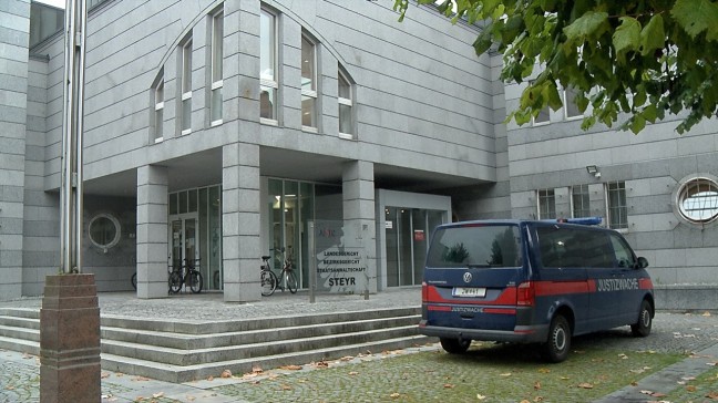 Prozess gegen 46-Jährigen am Landesgericht Steyr nach Bluttat an Mutter in Kronstorf
