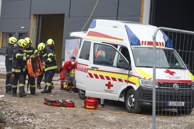 Menschenrettung: Arbeiter auf Baustelle in Asten unter abgestürztem Muldenkipper eingeklemmt