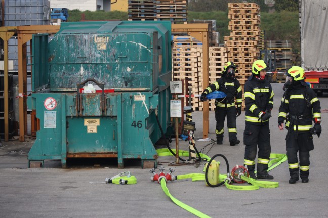 Fass nach chemischer Reaktion bei Unternehmen in Hörsching durch Feuerwehr erfolgreich entschärft