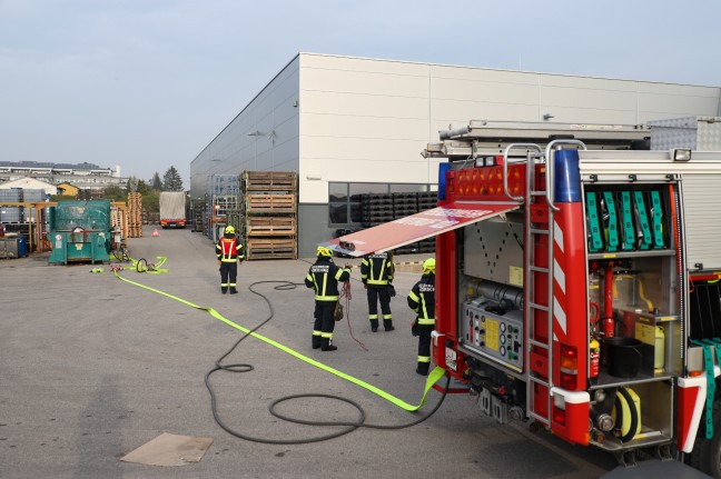 Fass nach chemischer Reaktion bei Unternehmen in Hörsching durch Feuerwehr erfolgreich entschärft