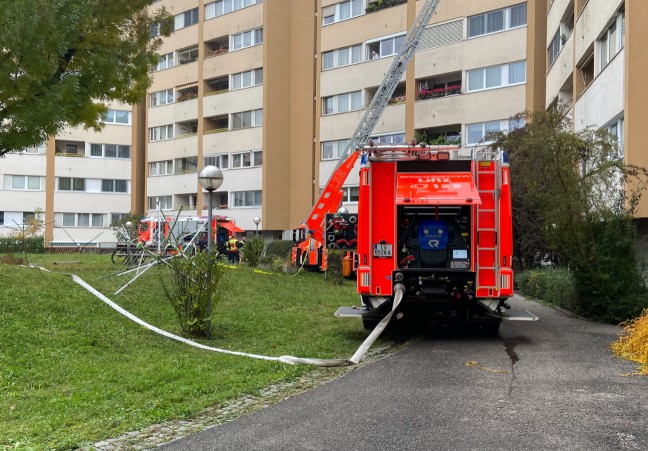 Langwieriger Löscheinsatz bei Dehnfugenbrand in einem Wohnhauskomplex in Linz-St. Magdalena