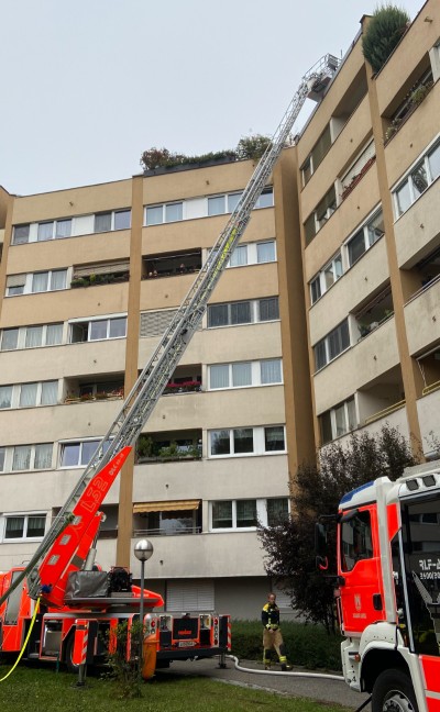 Langwieriger Löscheinsatz bei Dehnfugenbrand in einem Wohnhauskomplex in Linz-St. Magdalena