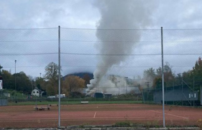 Großeinsatz für sechs Feuerwehren bei Brand einer Tennishalle in Windischgarsten