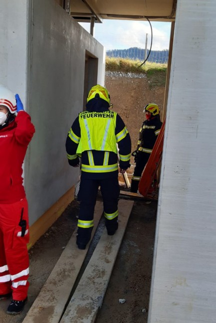 Arbeiter in Schacht: Personenrettung nach Arbeitsunfall auf Rastplatz in Aurach am Hongar