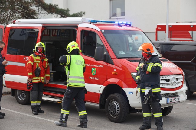 Drei Feuerwehren bei Brand im Dachbereich eines Volksheimes in Pasching im Einsatz