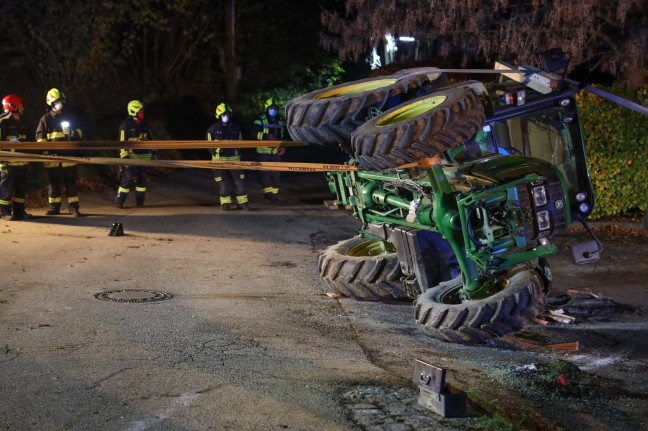 Traktor samt Baggeranhänger auf abschüssiger Straße in Schleißheim verunfallt