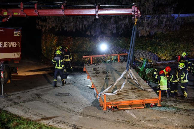 Traktor samt Baggeranhänger auf abschüssiger Straße in Schleißheim verunfallt
