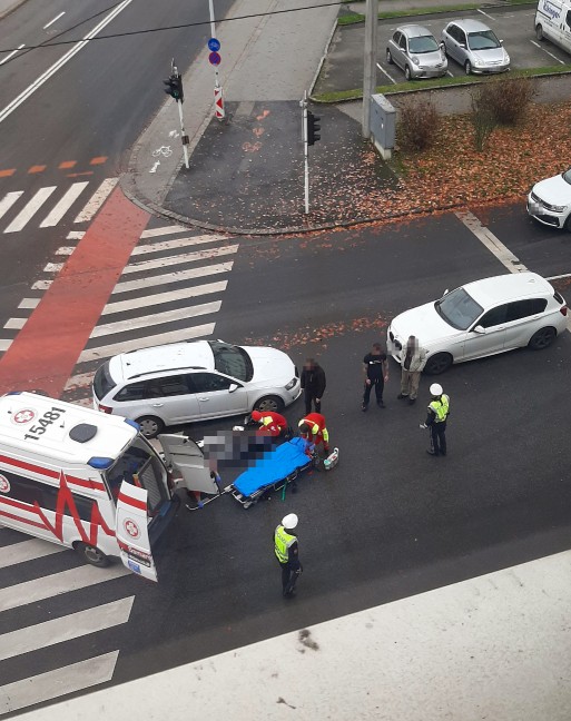 Fußgängerin bei Verkehrsunfall in Linz-Urfahr von PKW erfasst und verletzt