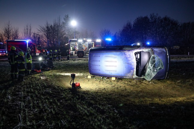 Auto bei Unfall auf Eferdinger Straße in Waizenkirchen in Feld überschlagen