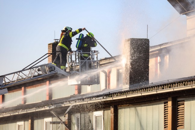 Drei Feuerwehren bei Brand im Dachbereich einer Firmenhalle in Asten im Einsatz