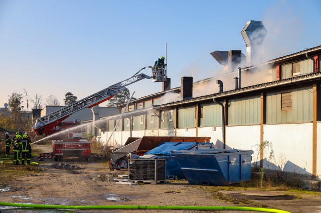 Drei Feuerwehren bei Brand im Dachbereich einer Firmenhalle in Asten im Einsatz