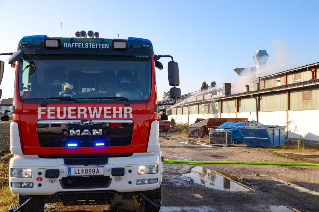 Drei Feuerwehren bei Brand im Dachbereich einer Firmenhalle in Asten im Einsatz