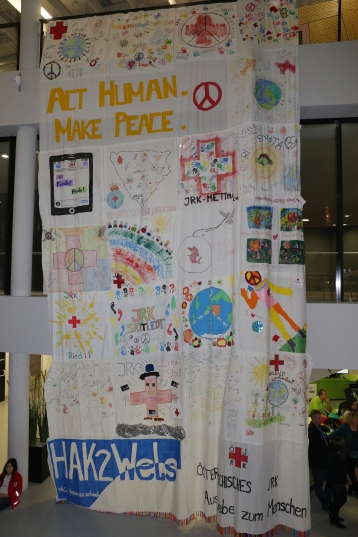 Maturaprojekt "Act Human. Make Peace" der HAK2 Wels zum Weltfriedenstag
