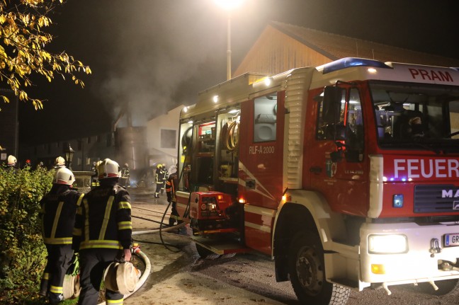 Sieben Feuerwehren bei Brand einer Getreidetrocknungsanlage auf einem Bauernhof in Pram im Einsatz