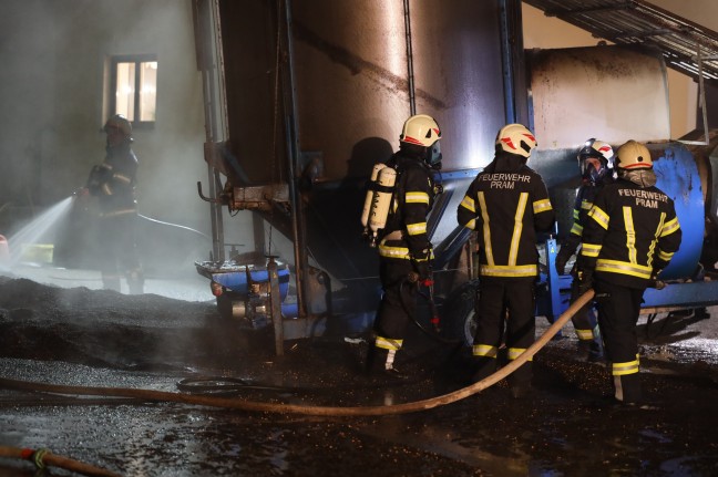 Sieben Feuerwehren bei Brand einer Getreidetrocknungsanlage auf einem Bauernhof in Pram im Einsatz