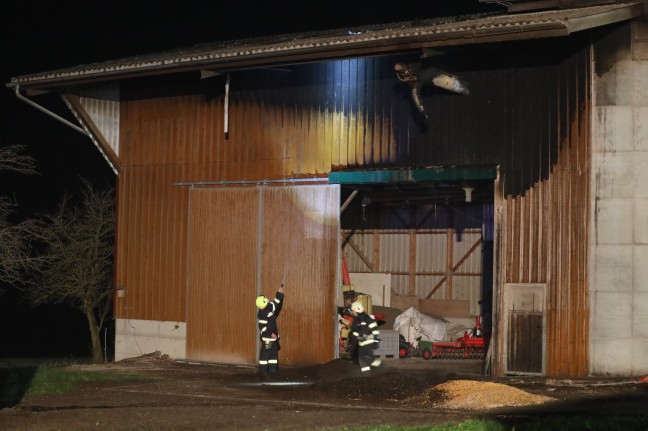 Sieben Feuerwehren bei Brand einer Getreidetrocknungsanlage auf einem Bauernhof in Pram im Einsatz