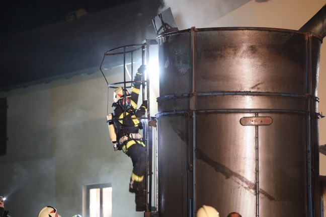 Sieben Feuerwehren bei Brand einer Getreidetrocknungsanlage auf einem Bauernhof in Pram im Einsatz