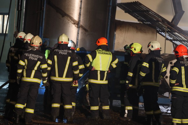 Sieben Feuerwehren bei Brand einer Getreidetrocknungsanlage auf einem Bauernhof in Pram im Einsatz