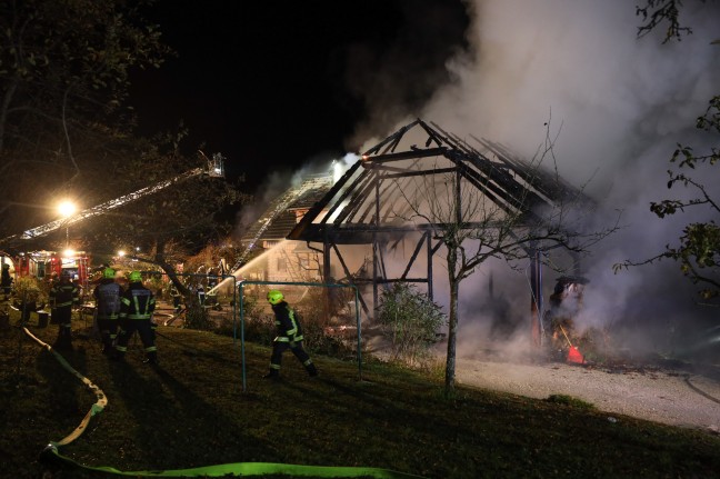 Elf Feuerwehren bei Brand eines Wohngebäudes in Molln im Einsatz
