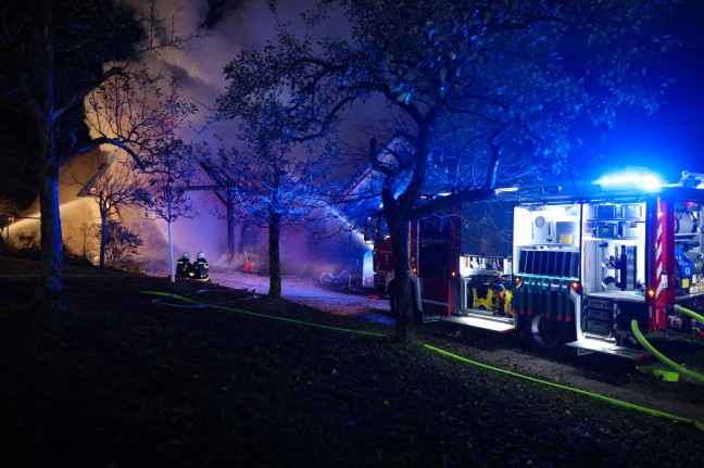 Elf Feuerwehren bei Brand eines Wohngebäudes in Molln im Einsatz