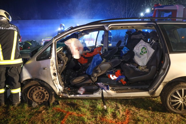 Tödlicher Verkehrsunfall: Auto kracht auf Westautobahn bei Laakirchen frontal in Spritpreisanzeiger