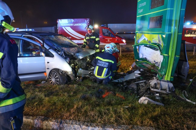 Tödlicher Verkehrsunfall: Auto kracht auf Westautobahn bei Laakirchen frontal in Spritpreisanzeiger