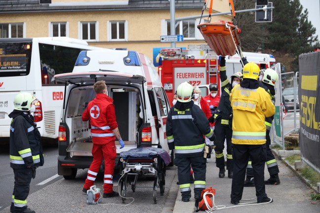 Personenrettung: Arbeiter in Wels-Innenstadt nach Sturz von der Leiter aus Baugrube gerettet