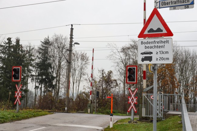 Behördenirrsinn: Bahnübergang in Taufkirchen an der Trattnach nun durch Zusatzschild wieder befahrbar