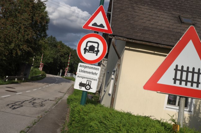 Behördenirrsinn: Bahnübergang in Taufkirchen an der Trattnach nun durch Zusatzschild wieder befahrbar