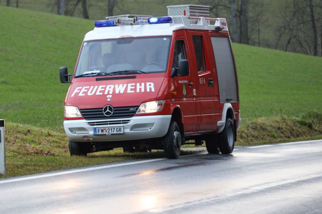 Schwerer Verkehrsunfall zwischen Holztransporter und PKW auf Gallspacher Straße bei Gaspoltshofen