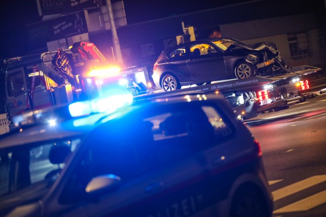 Unfallfahrzeug kracht nach heftigem Kreuzungscrash in Wels-Pernau gegen Ampel