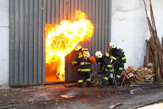 Einsatzkräfte übten Brand eines landwirtschaflichen Objektes in Krenglbach