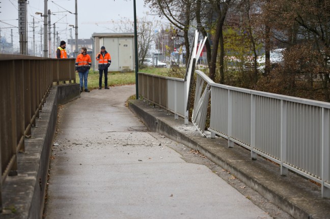 Unterführung beschädigt: LKW kracht in Gunskirchen mit Mulde gegen Begleitbrücke der Westbahnstrecke