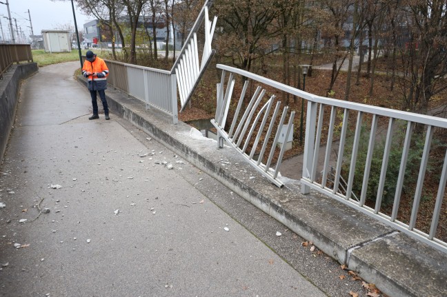 Unterführung beschädigt: LKW kracht in Gunskirchen mit Mulde gegen Begleitbrücke der Westbahnstrecke