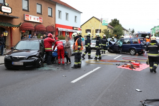 Verkehrsunfall mit drei Fahrzeugen und eingeklemmter Person im Welser Stadtgebiet