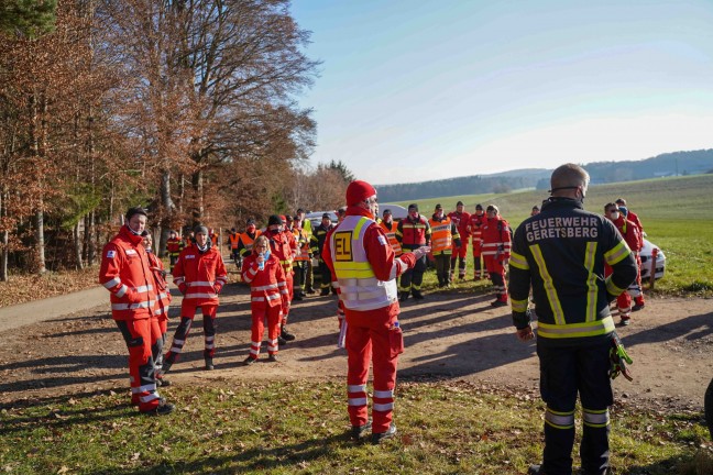 Großeinsatz der Feuerwehr: Abgängige Frau bei Suchaktion in Tarsdorf leblos aufgefunden